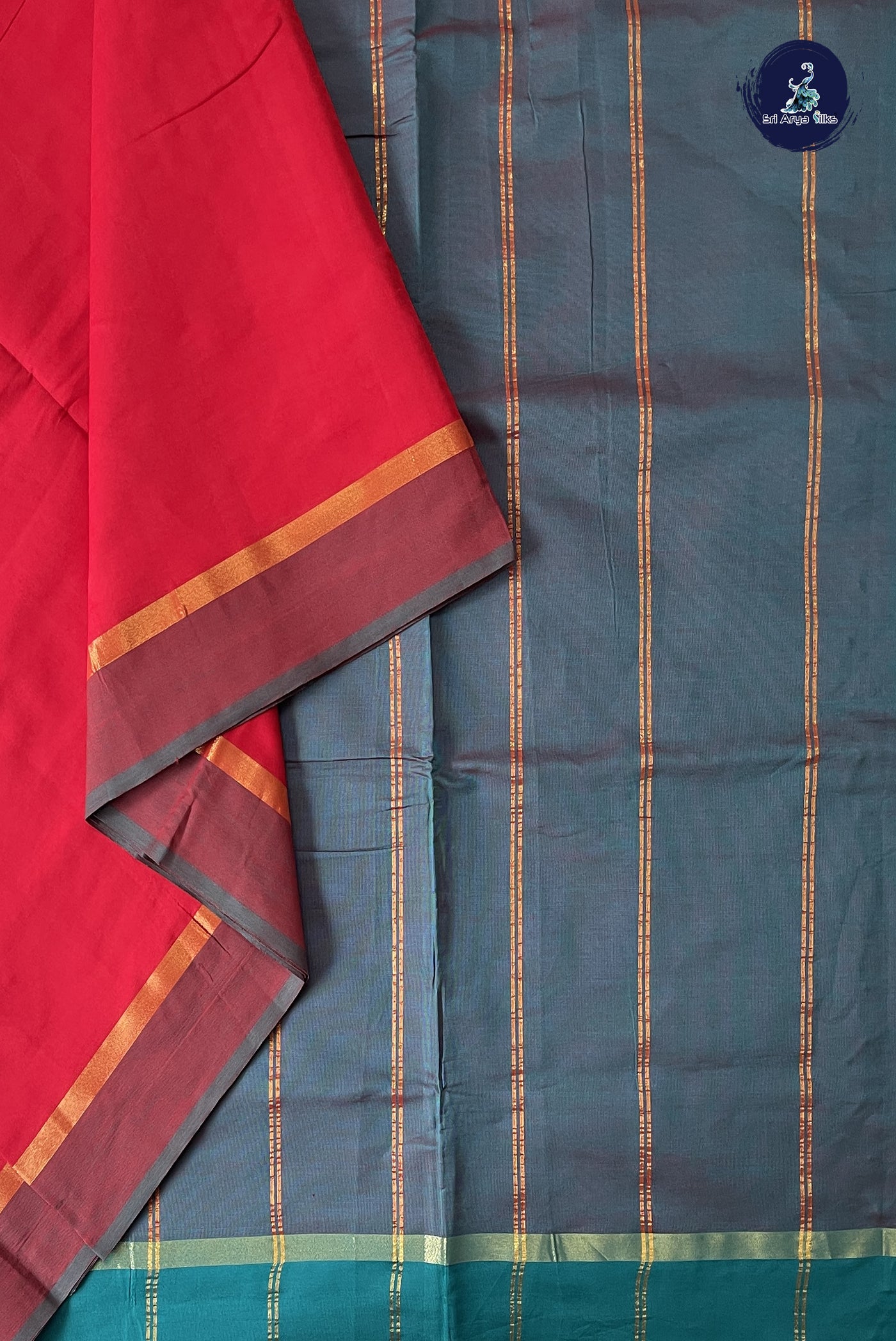 Bright Red 10 Yards Silk Cotton Saree With Plain Pattern