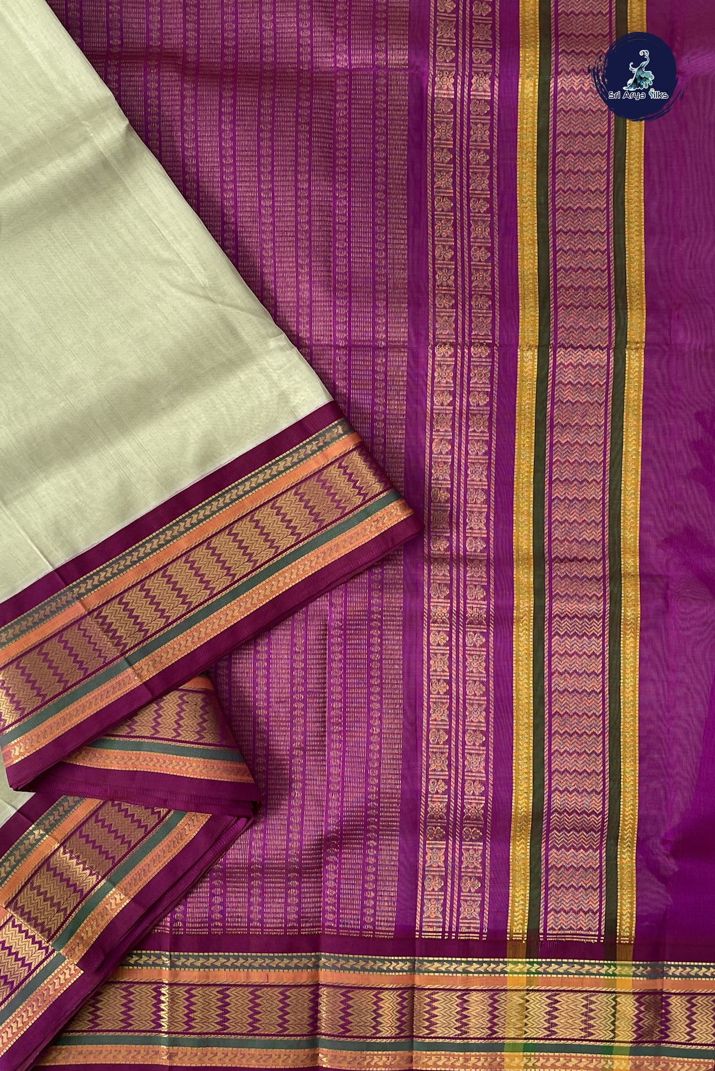 Elaichi Green 10 Yards Silk Cotton Saree With Plain Pattern