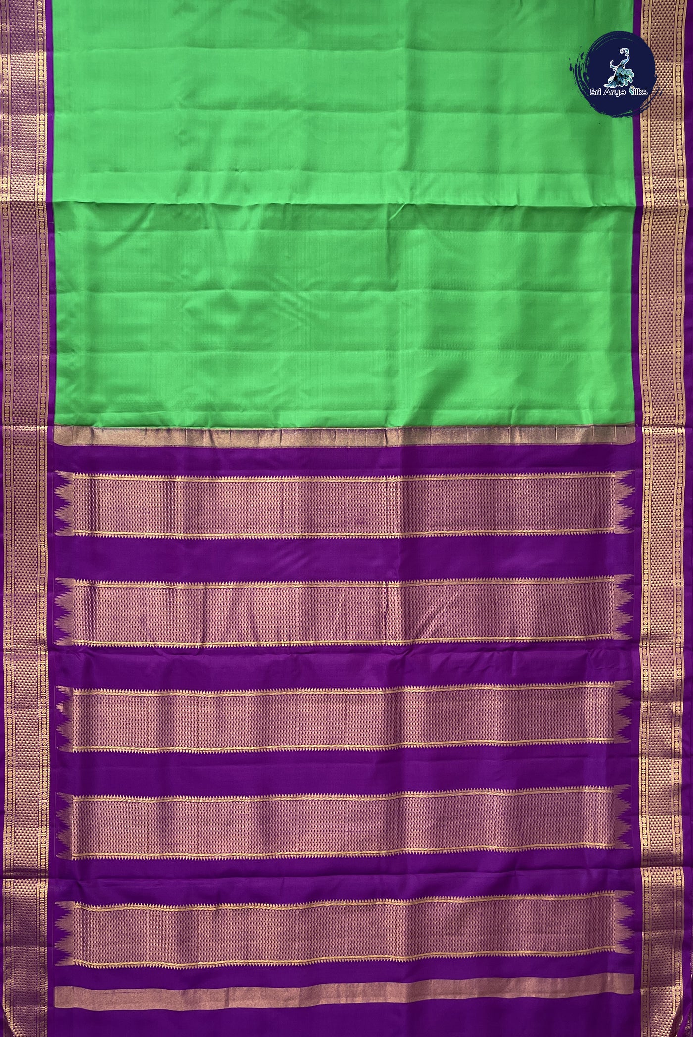 Green Madisar 10 Yards Silk Saree With Plain Pattern