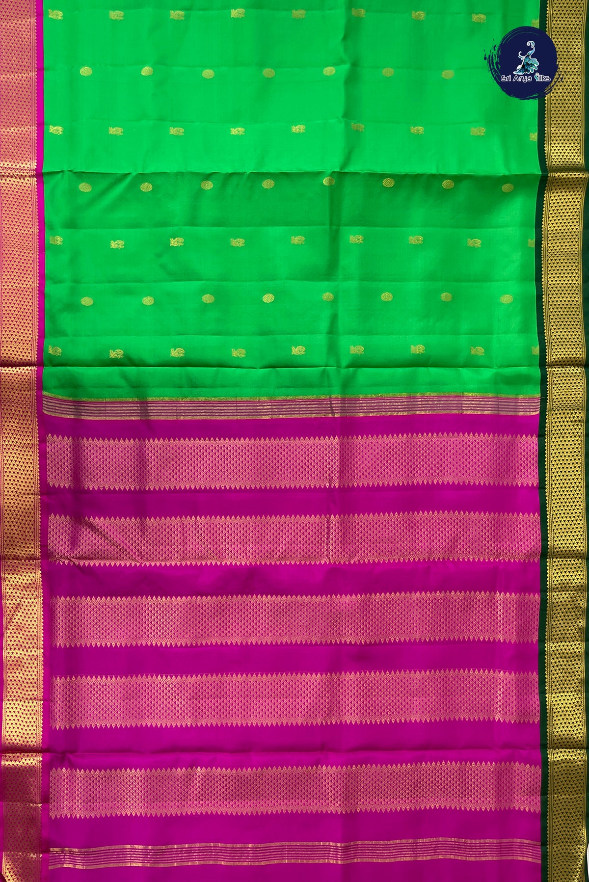 Green Madisar 10 Yards Silk Saree With Mayil Chakram Butta Pattern