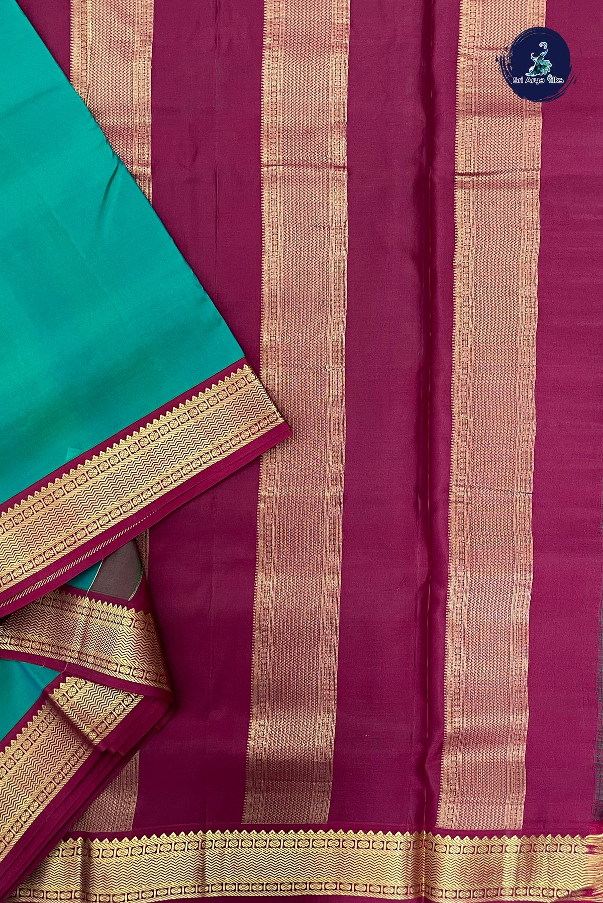 Dual Tone Green Madisar 10 Yards Silk Saree With Plain Pattern