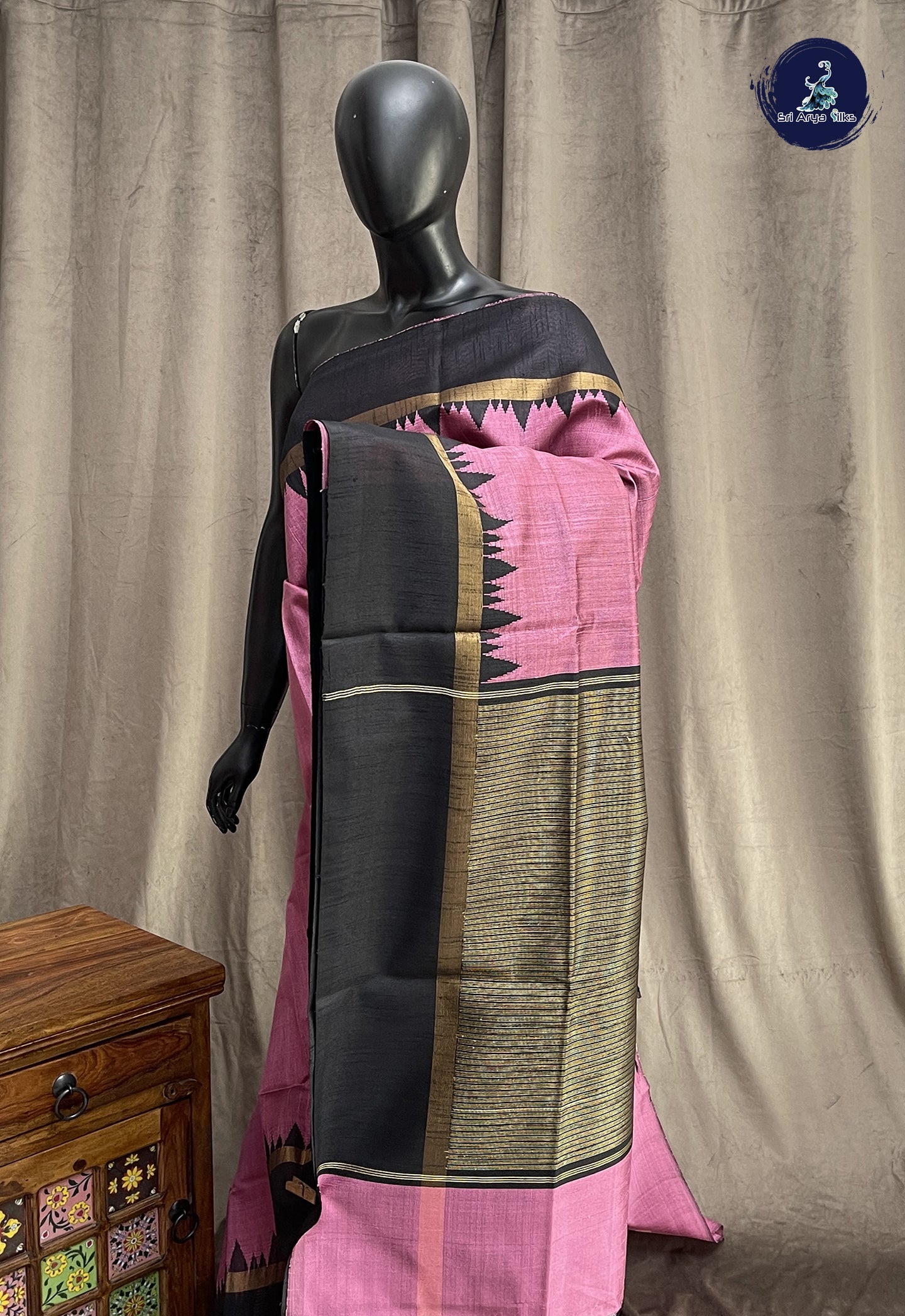 Pink Raw Silk Saree With Plain Pattern
