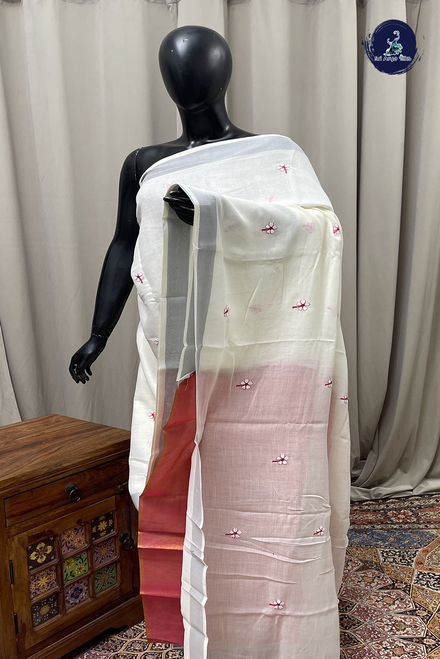 Off White Linen Saree With Thread Work Pattern