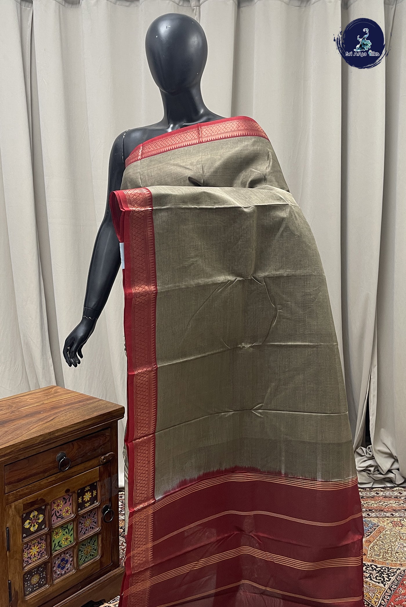 Grey Cotton Saree With Plain Pattern