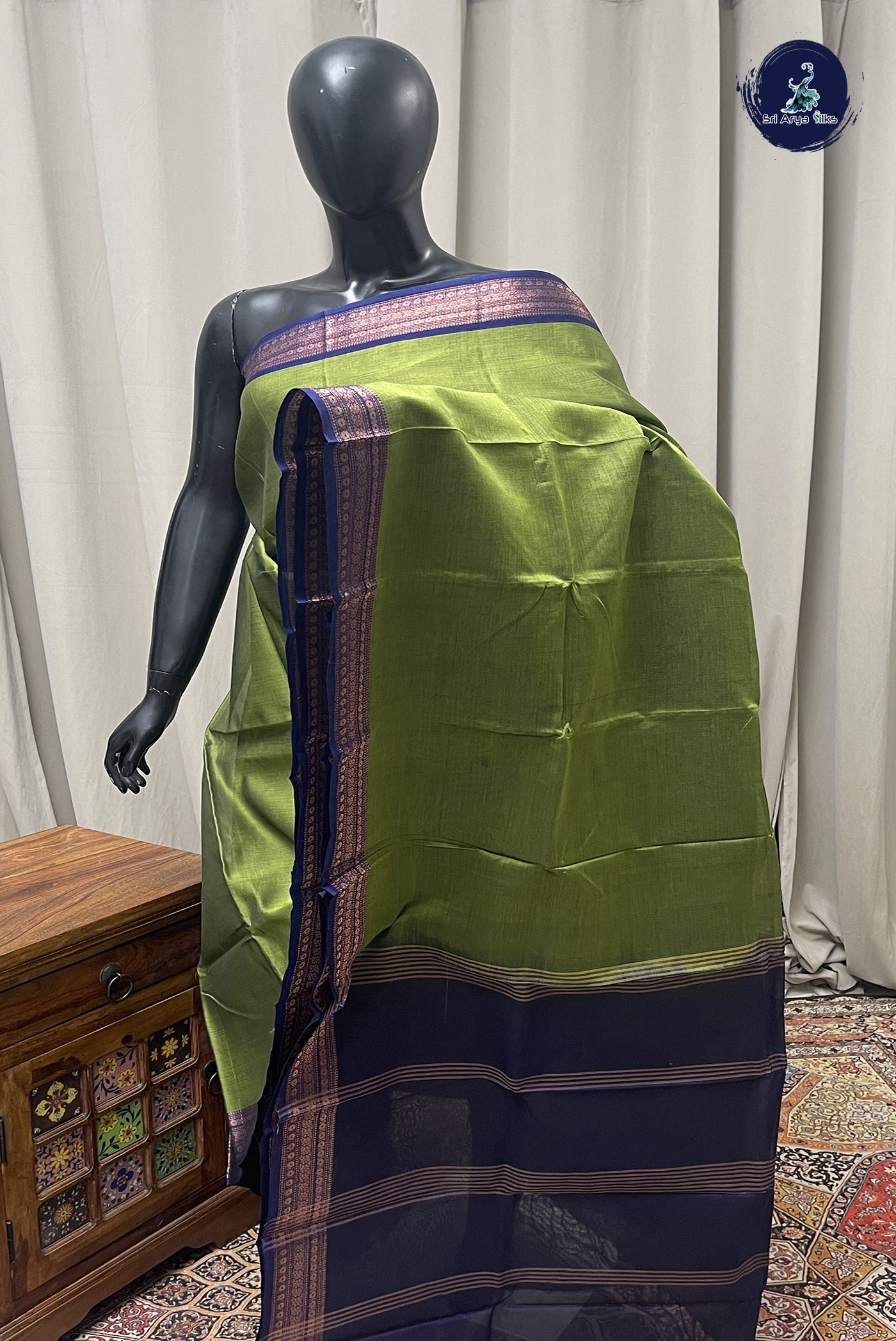 Green Cotton Saree With Plain Pattern