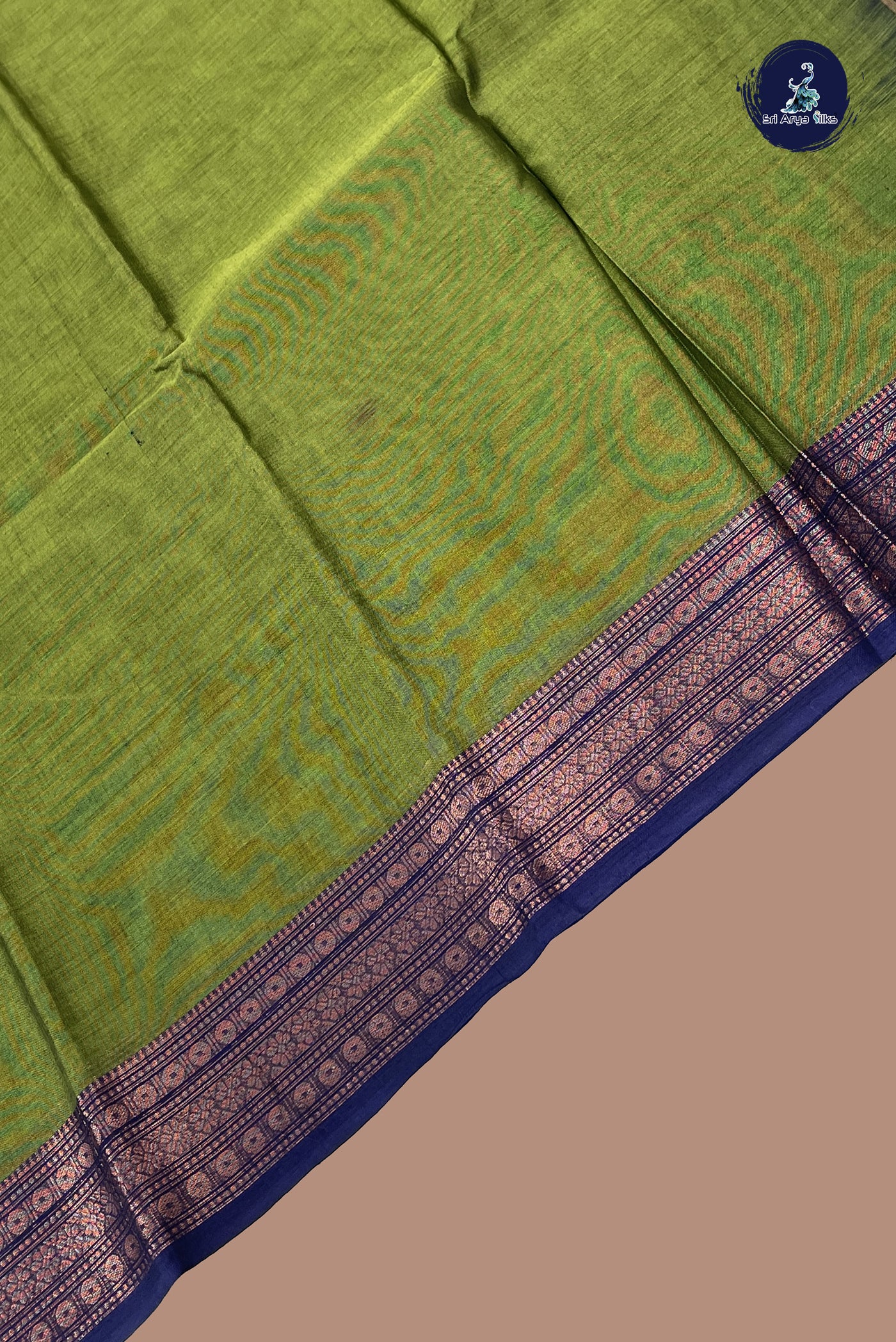 Green Cotton Saree With Plain Pattern