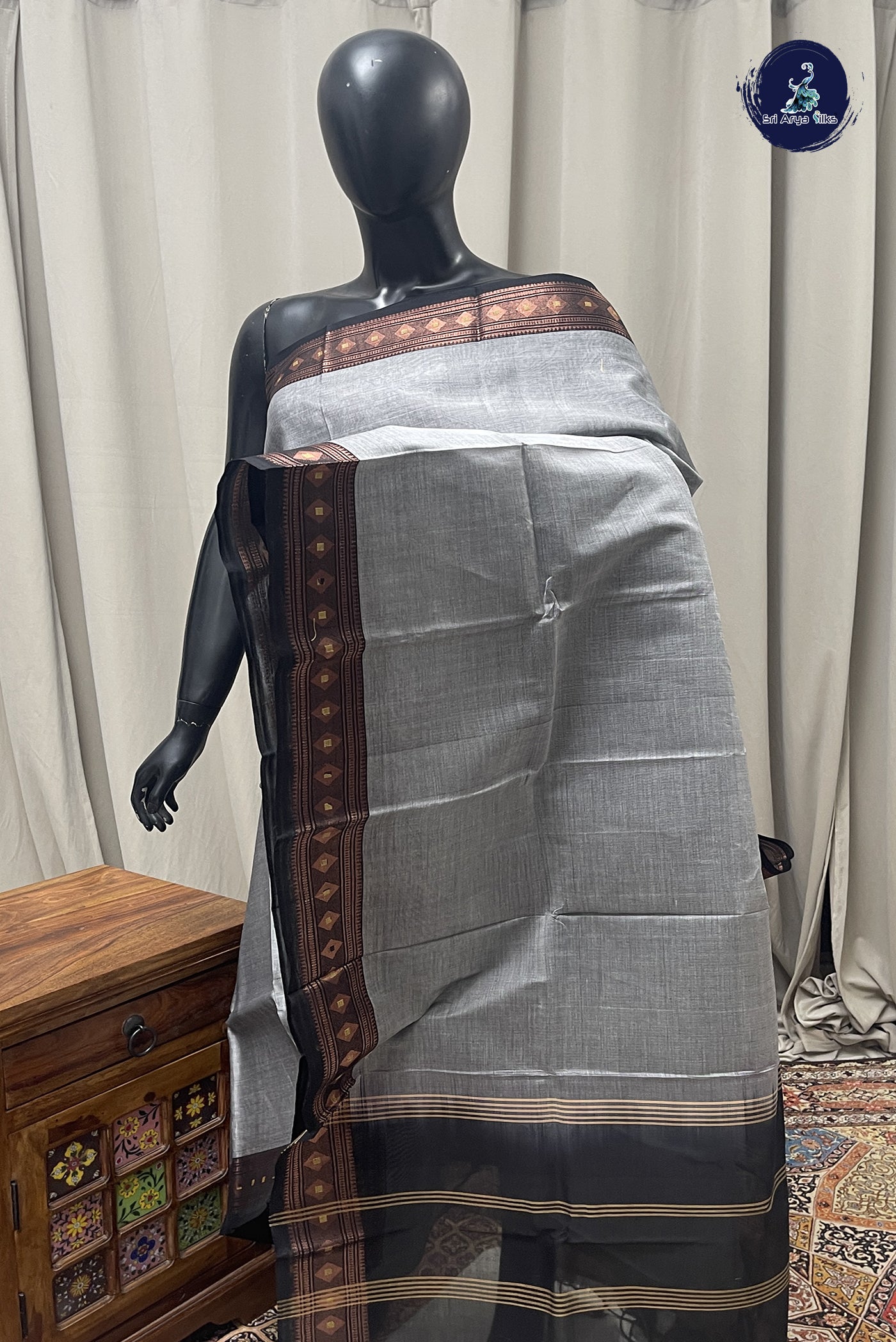 Grey Cotton Saree With Plain Pattern