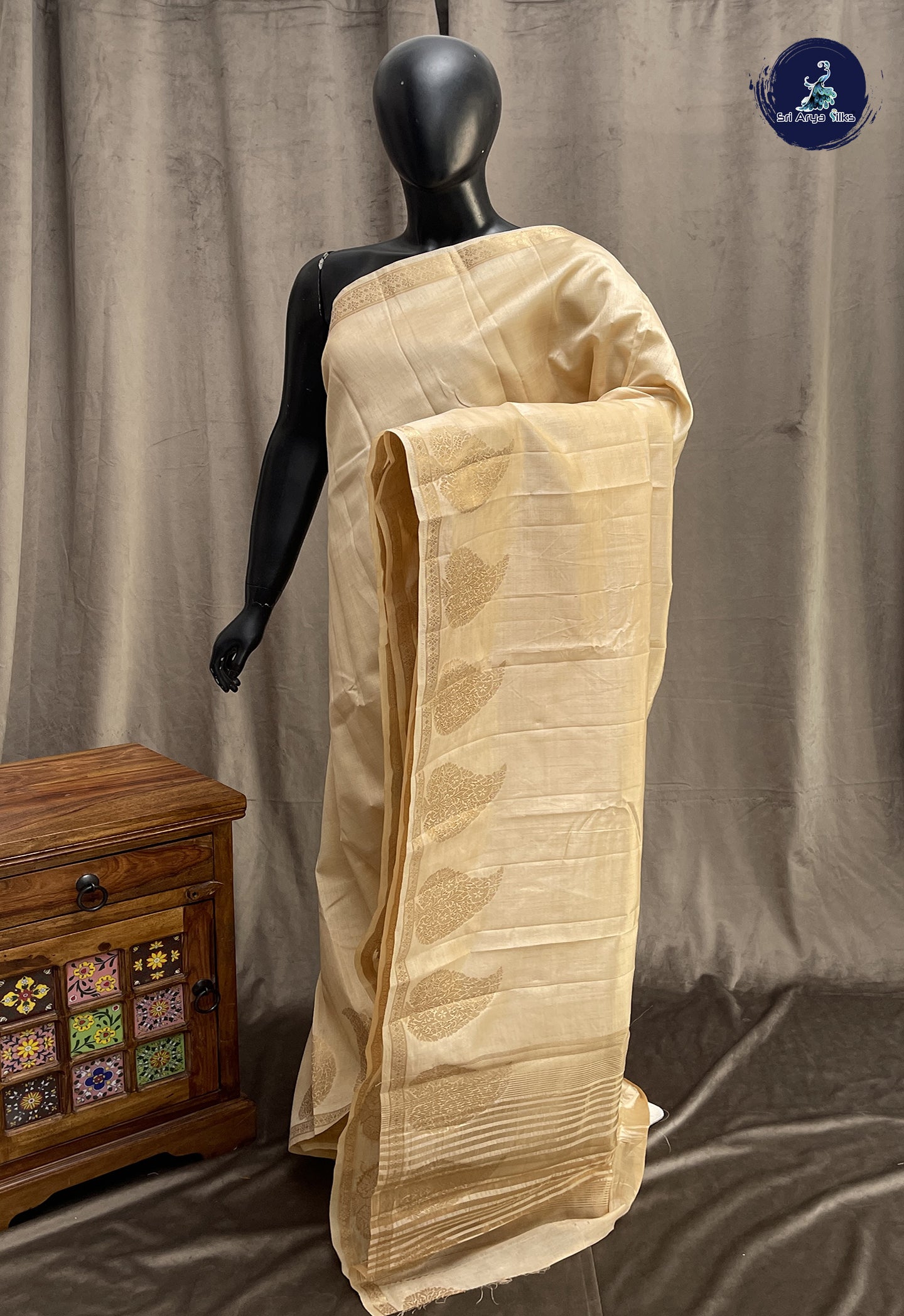 Off White Semi Tussar Saree With Plain Pattern
