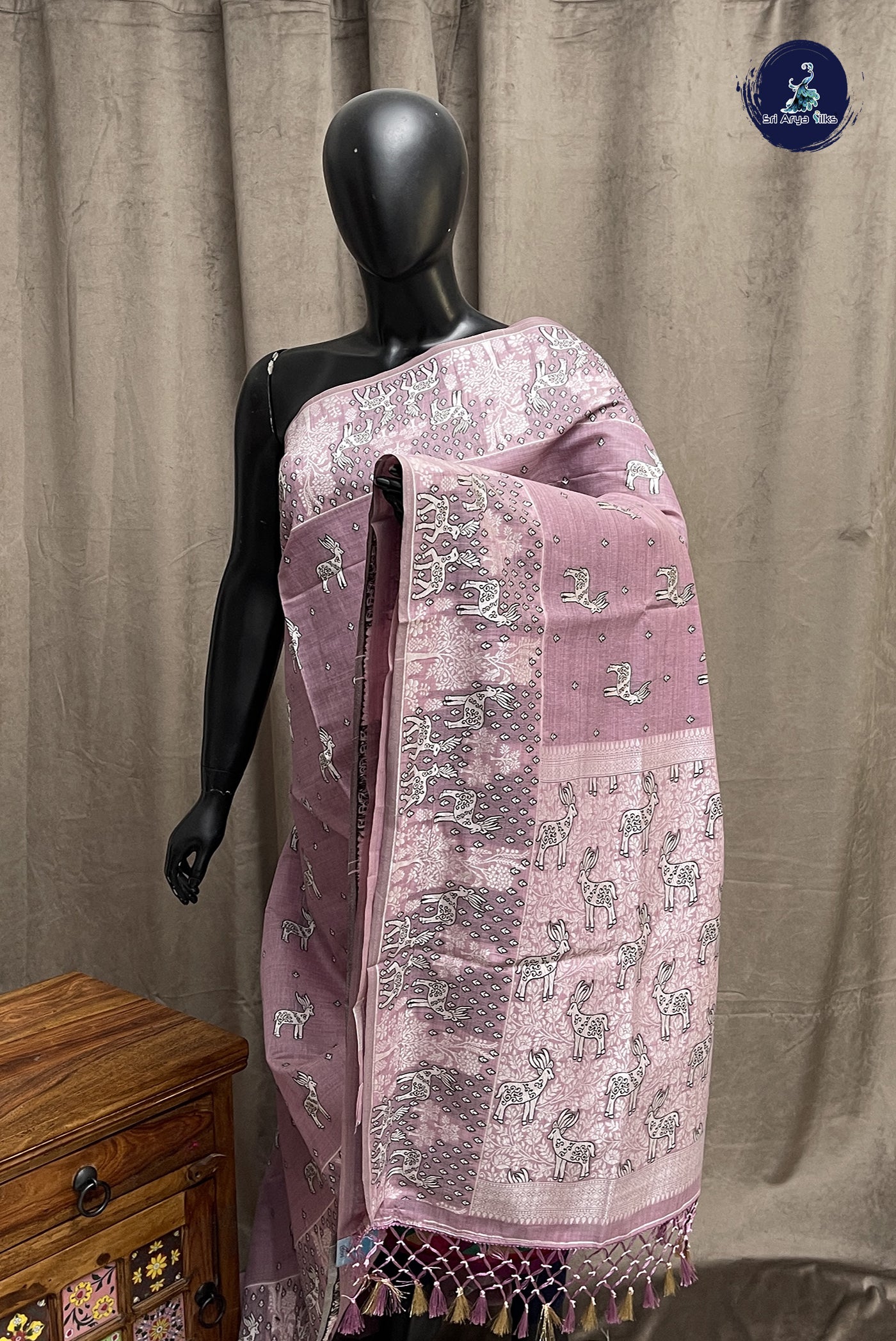 Lavender Linen Saree With Thread Work Pattern