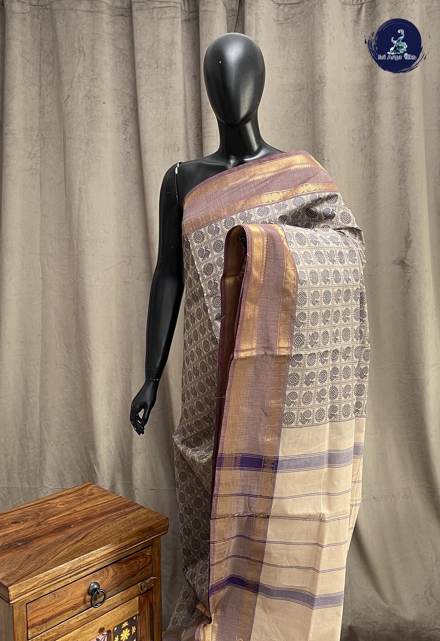 Ivory Kanchi Cotton Saree With Vanasingaram Pattern