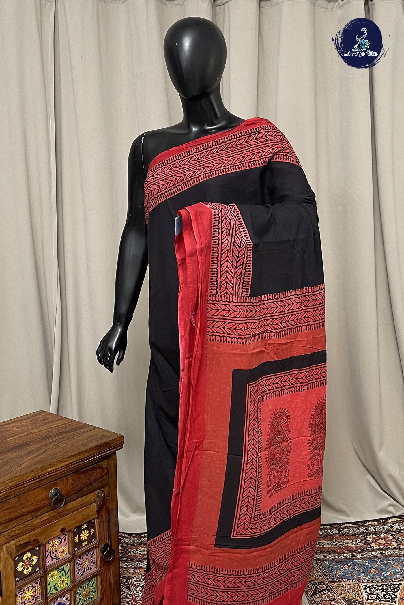 Black Mul Mul Cotton Saree With Plain Pattern