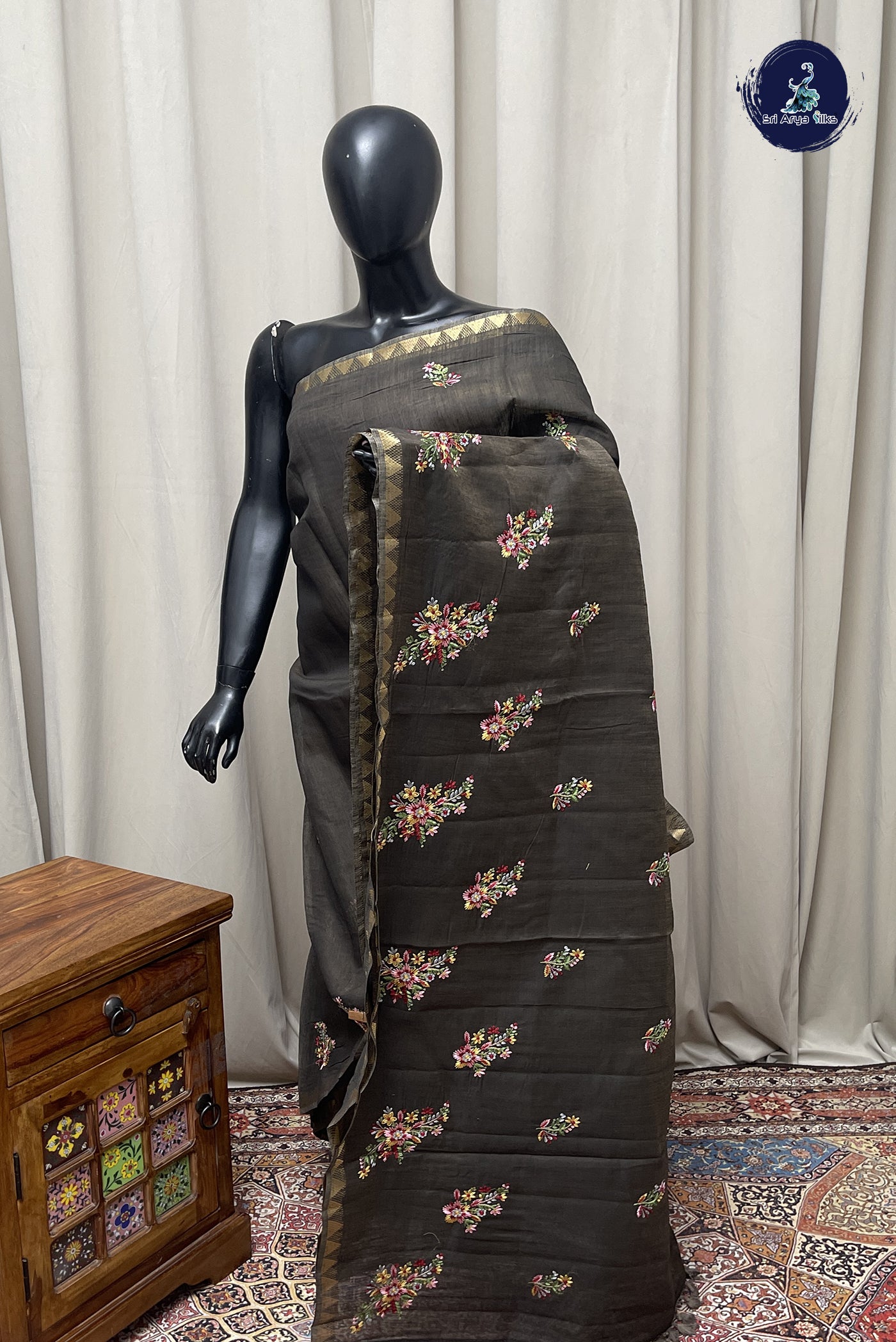 Dual Tone Green Linen Saree With Embroidery Pattern