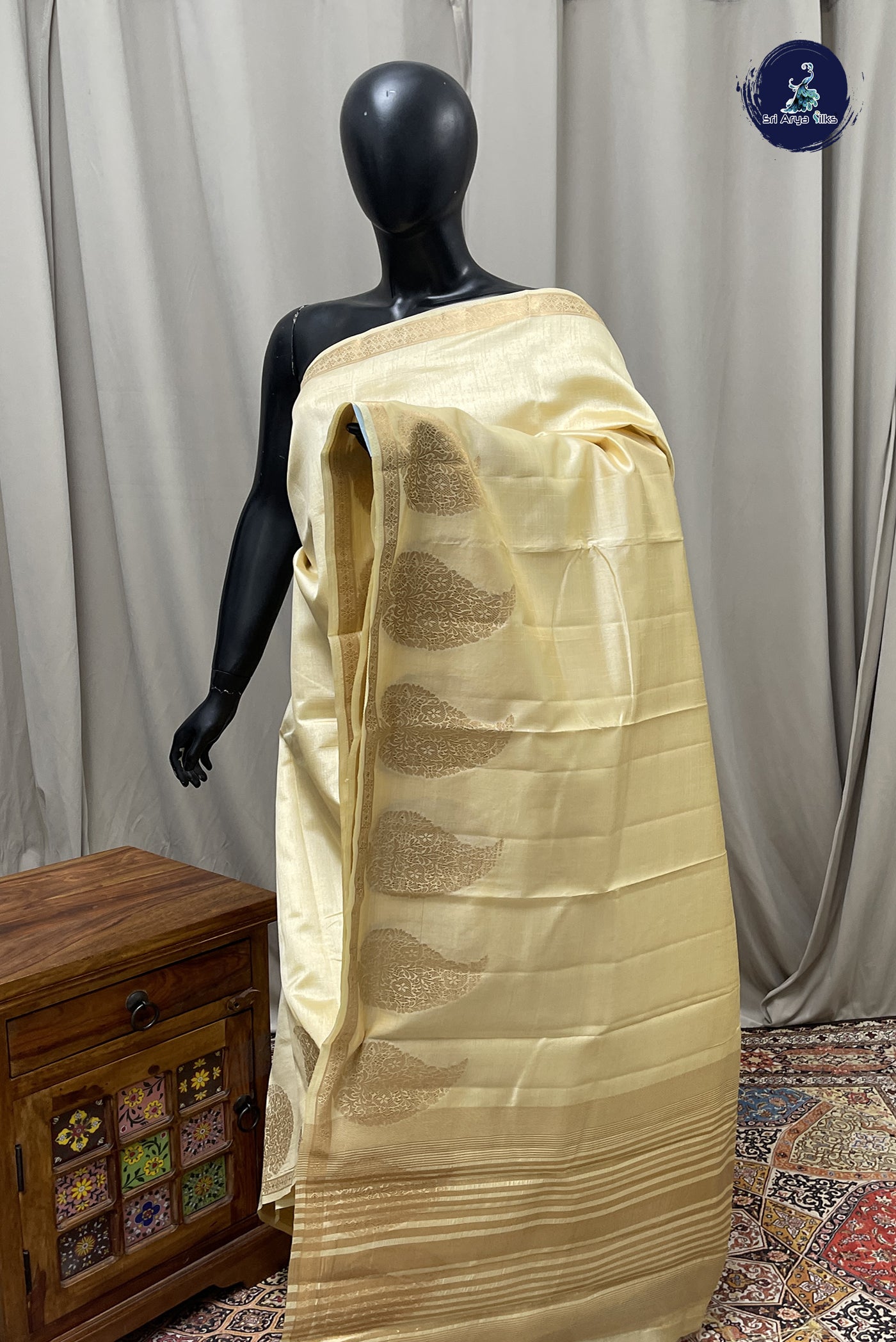 Cream Semi Tussar Saree With Plain Pattern