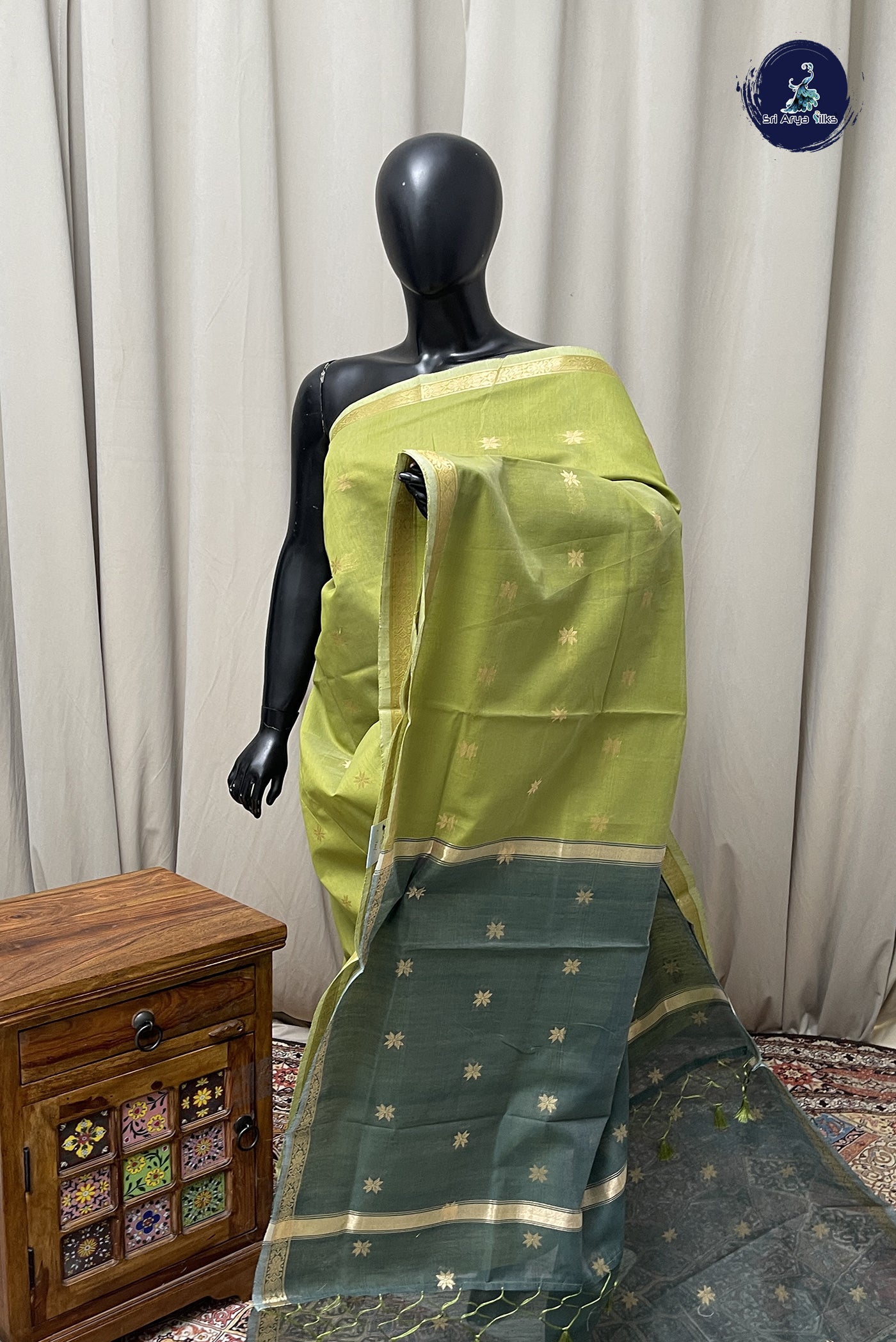 Light Green Maheshwari Silk Saree With Zari Buttas Pattern