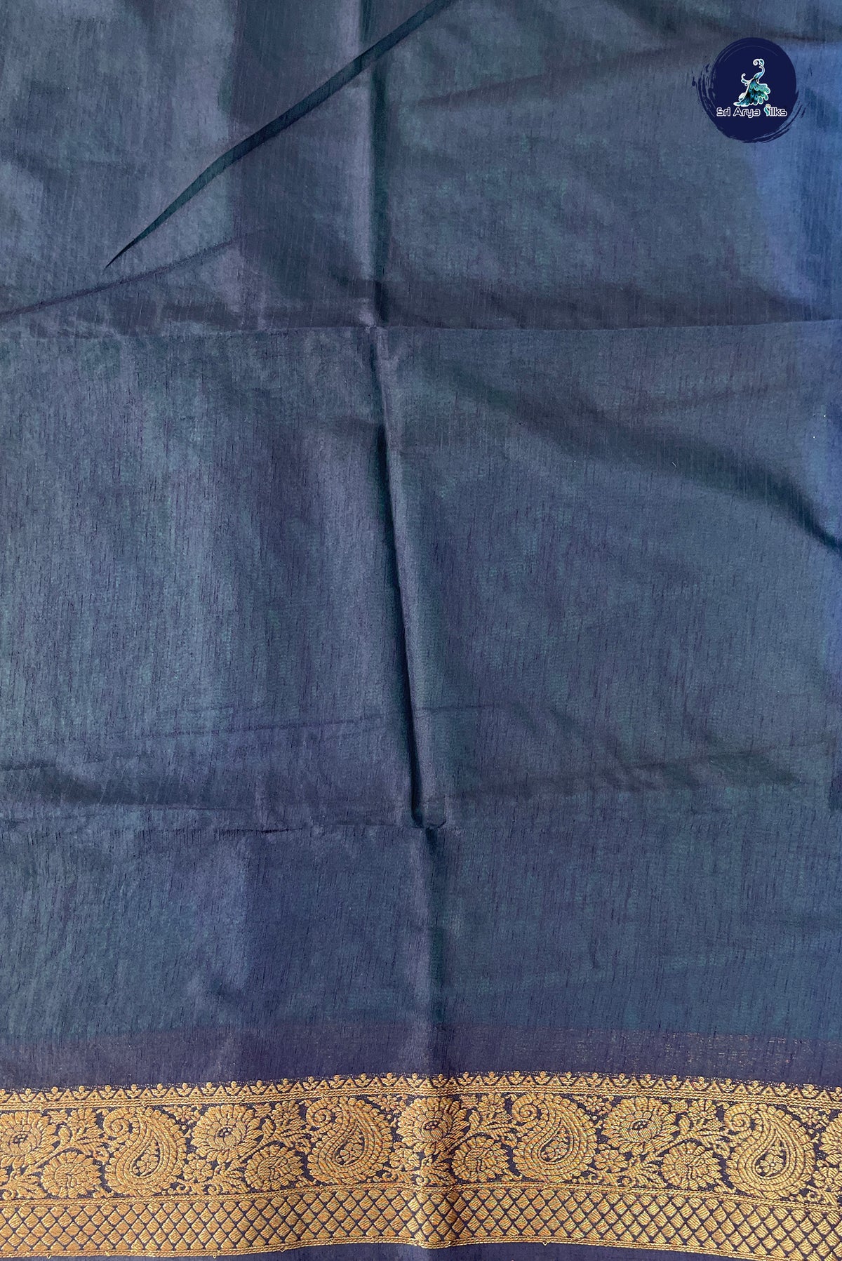 Green Raw Silk Saree With Plain Pattern