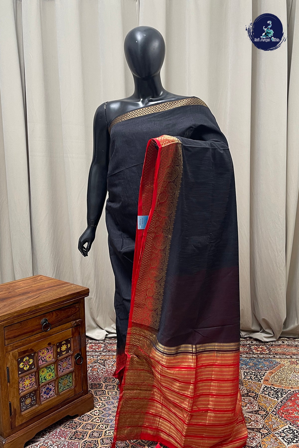 Black Raw Silk Saree With Plain Pattern