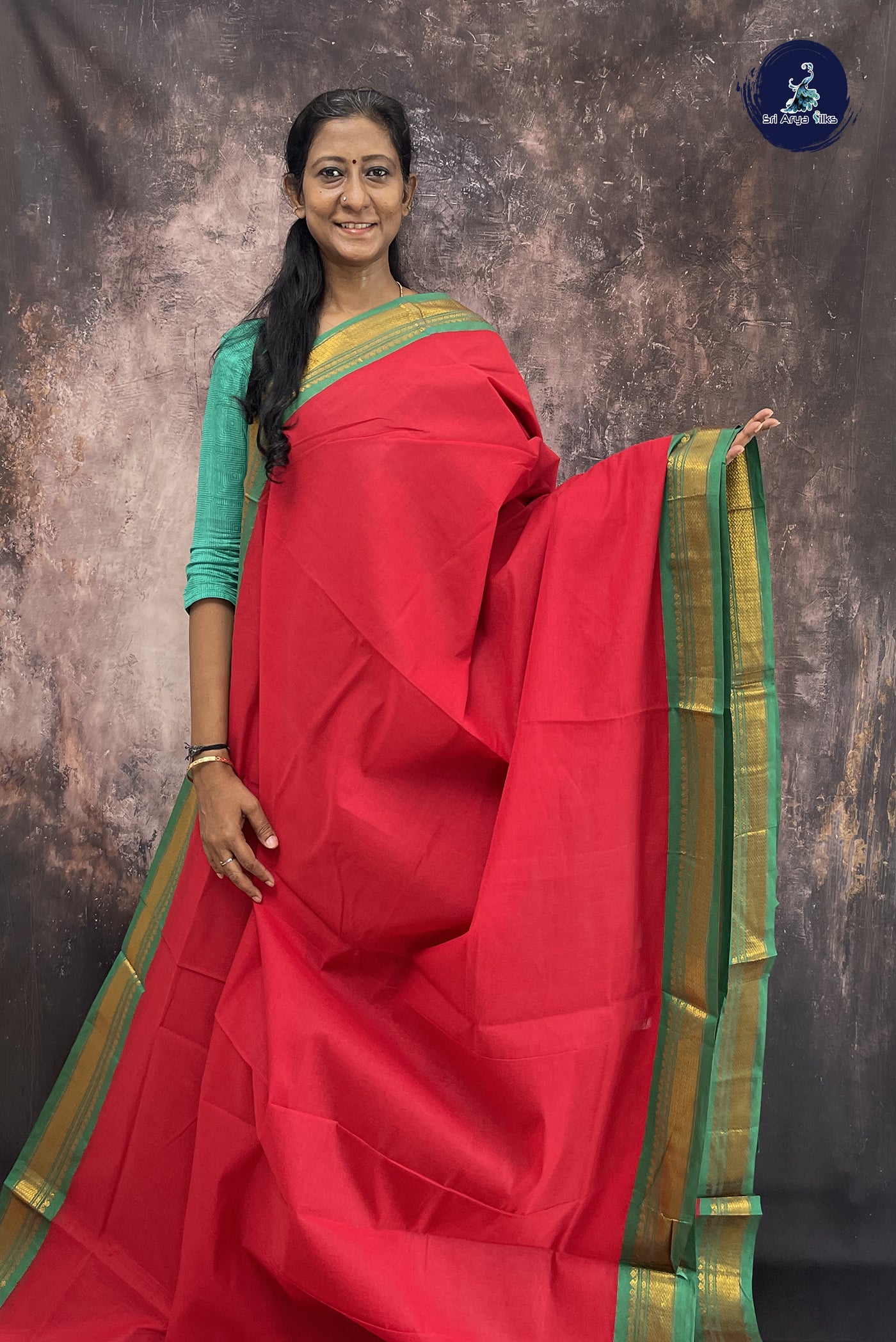 Bright Red Cotton Saree With Plain Pattern